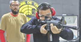 Atiramos com o fuzil utilizado pelas forças policiais no Clube de Tiro Jaraguá