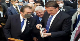 Bolsonaro ganha revólver em feira de grafeno no Rio Grande do Sul