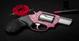 Taurus lança edição especial de revólver no Dia Internacional das Mulheres