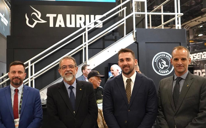 Taurus apresenta produtos inovadores para o mercado global na SHOT Show 2025, maior feira de armas e munições do mundo.