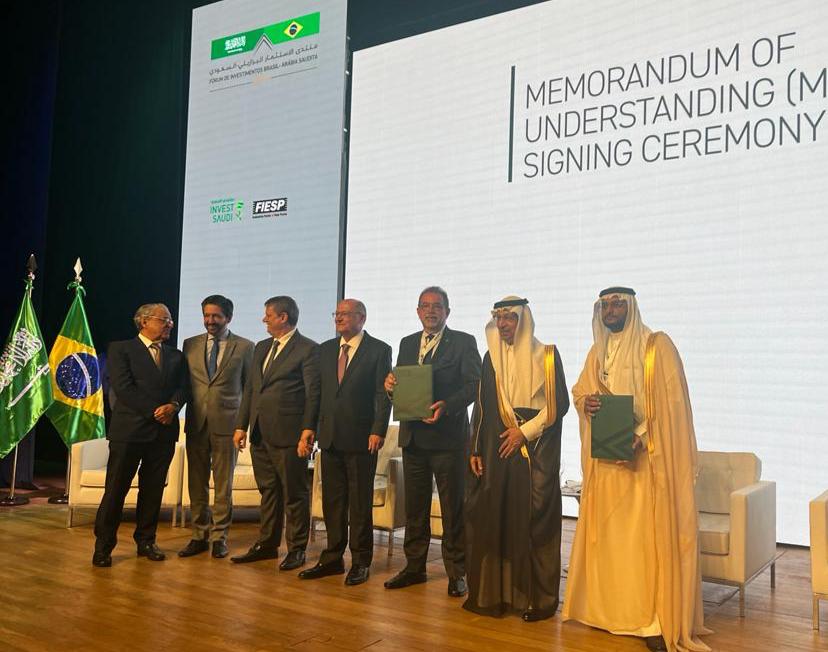Representantes da Taurus e da Arábia Saudita reunidos no dia da assinatura do Memorando de Entendimentos (MoU), em julho de 2023.